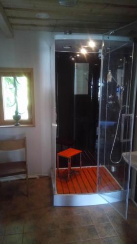 a room with a shower with a table in it at Loopre Vesiveski puhketalu in Loopre
