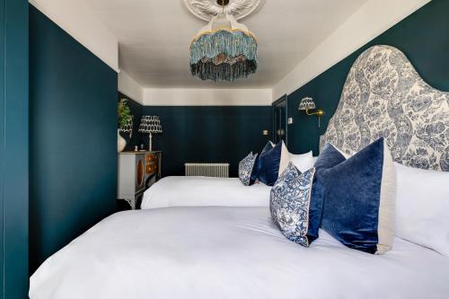 Кровать или кровати в номере Insta-worthy Loft on Historic Chester Rows, Sleeps 4 & Free Parking