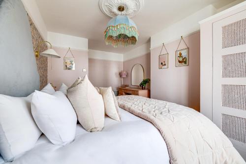 Кровать или кровати в номере Insta-worthy Loft on Historic Chester Rows, Sleeps 4 & Free Parking