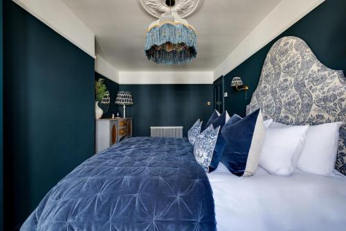 Кровать или кровати в номере Insta-worthy Loft on Historic Chester Rows, Sleeps 4 & Free Parking