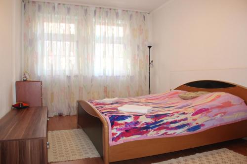 カルロヴィ・ヴァリにあるApartments Annamariaのベッドルーム1室(ベッド1台、ドレッサー、窓付)