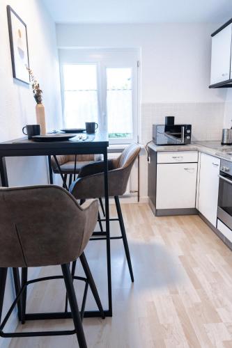 a kitchen with a table and chairs in a room at Ferienwohnung in bester Lage 1 in Rust