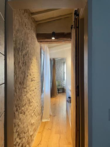 una puerta abierta a una habitación con una pared de piedra en Bnb Verdeolivo, en Coriano