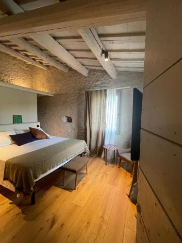 ein Schlafzimmer mit einem großen Bett und Holzboden in der Unterkunft Bnb Verdeolivo in Coriano