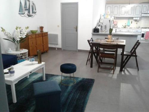 een keuken en eetkamer met een tafel en stoelen bij Appartement Salir do Porto in Salir de Porto