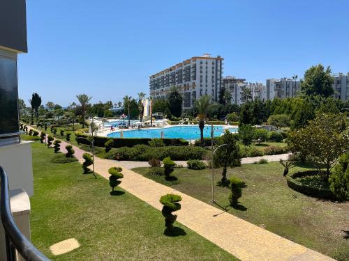Blick auf einen Park mit Pool in der Unterkunft Queenaba tatil sitesi in Mersin