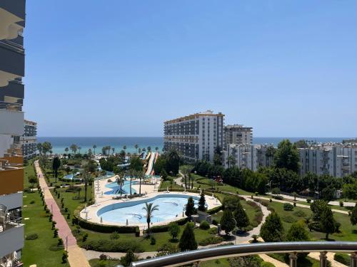 uitzicht op een park met een zwembad bij Queenaba tatil sitesi in Mersin