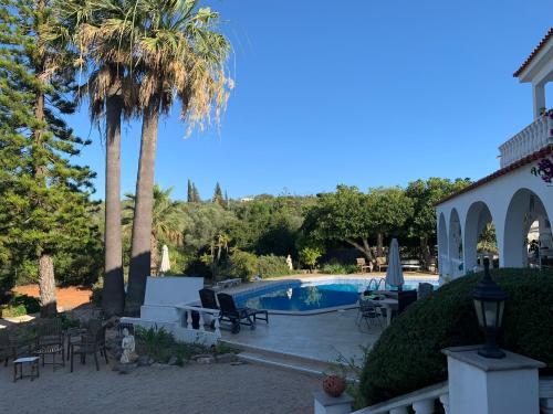 Gallery image of Studio de la Casa Paraiso avec, en plus, une terrasse privative extérieure semi couverte équipée d'un salon d'un coin repas d'une kitchenette, la grande piscine et les jardins sont partagés, à proximité des plages de FUSETA et de la RIA FORMOSA in Moncarapacho