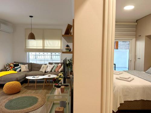 uma sala de estar com um sofá e uma mesa em Caruso apartment em Tivat