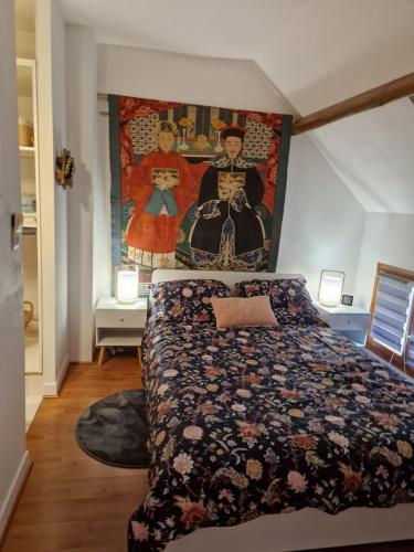 1 dormitorio con 1 cama y una pintura en la pared en Countryhouse close to Senlis and Parc Asterix en Thiers-sur-Thève