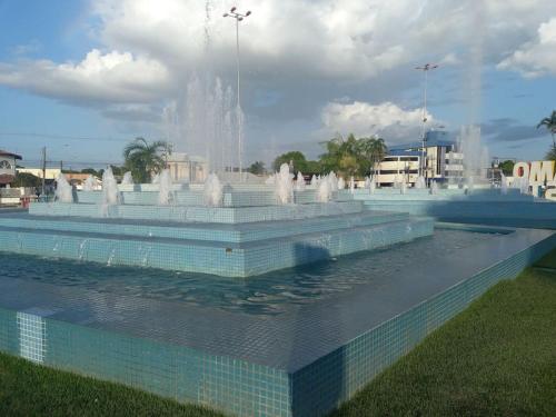 a fountain in the middle of a body of water at Nômade no Liberdade in Boa Vista