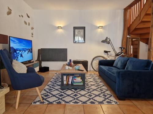 - un salon avec un canapé bleu et une table dans l'établissement Countryhouse close to Senlis and Parc Asterix, à Thiers-sur-Thève