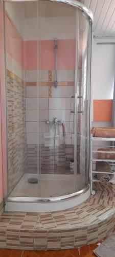 y baño con ducha y puerta de cristal. en Maison en Chevalier