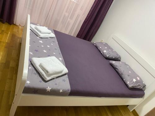 uma cama com estrelas num quarto em Nikolina em Skopje