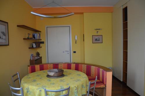 a dining room with a table with a bowl on it at Casa Benny in Milan