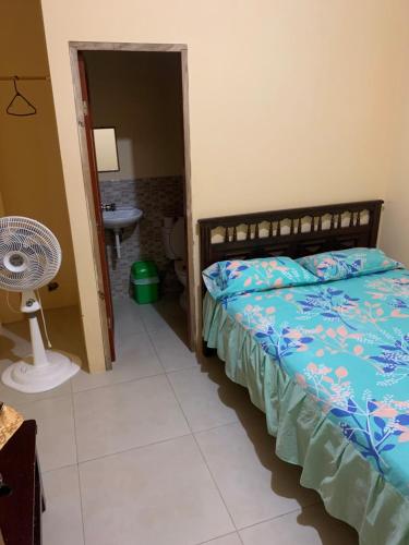 1 dormitorio con 1 cama y baño con lavamanos en Habitaciones cómodas cerca de la playa en Montañita, en Montañita