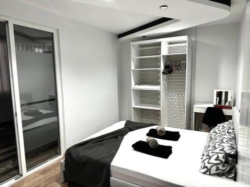 1 dormitorio con cama blanca y armario en Luxury Apartment with Garden right by sea, en Mudanya