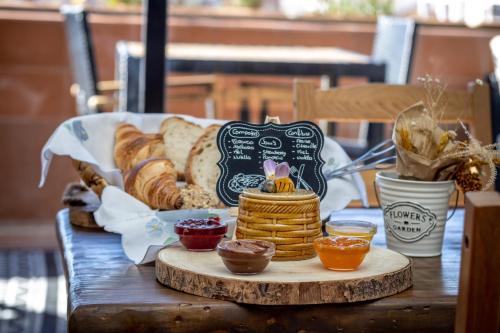 un vassoio di pane e dolci su un tavolo di Villa Center - Alojamento Local a Grândola