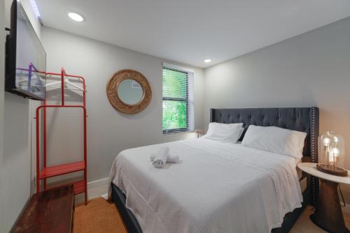 - une chambre avec un lit avec un animal rembourré dans l'établissement Modern Apartment in the Heart of Miami, à Miami