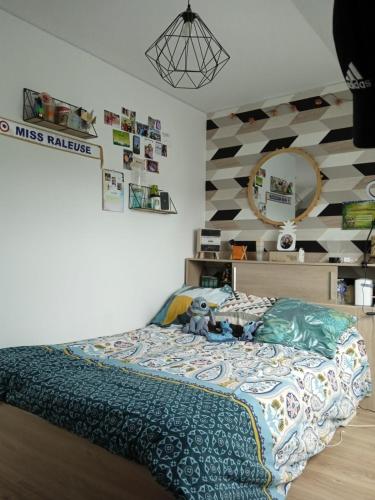 Ένα ή περισσότερα κρεβάτια σε δωμάτιο στο Maison chaleureuse