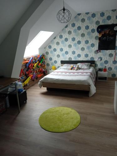 Ένα ή περισσότερα κρεβάτια σε δωμάτιο στο Maison chaleureuse