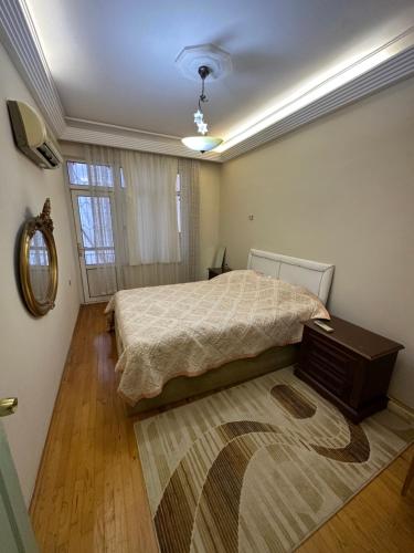 1 dormitorio con 1 cama y vestidor en AC Rooms-Sea 100 meter, en Antalya