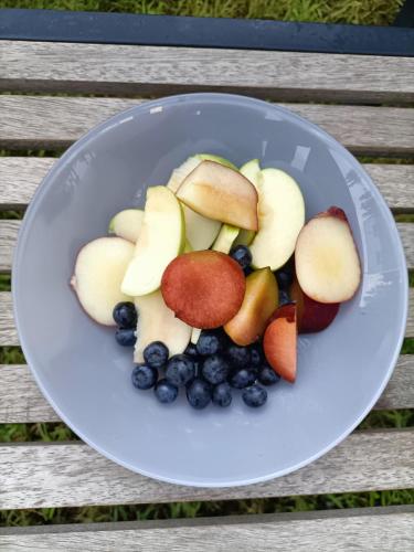 um prato branco de fruta numa mesa de madeira em holistic balance 