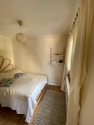 niewielka sypialnia z łóżkiem i oknem w obiekcie Charzykówka Domek na Kaszubach w Charzykowach