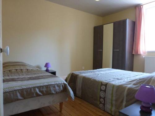 - une chambre avec un lit et une grande armoire dans l'établissement Villa Wimereusienne, petite cour, à Wimereux