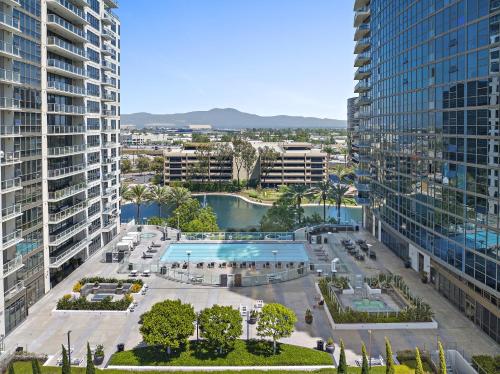 Oceanview 25th Floor Luxury Penthouse في سانتا آنا: إطلالة على مسبح في مدينة ذات مباني طويلة