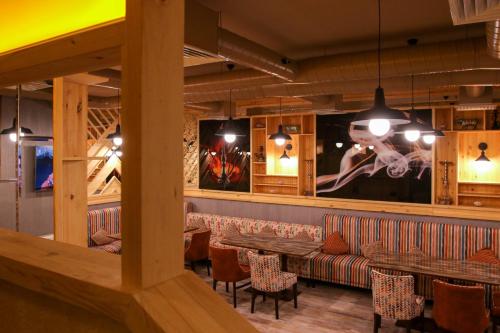 a restaurant with a long table and chairs at Hotel Lubenska Sloboda in Vilʼshanka