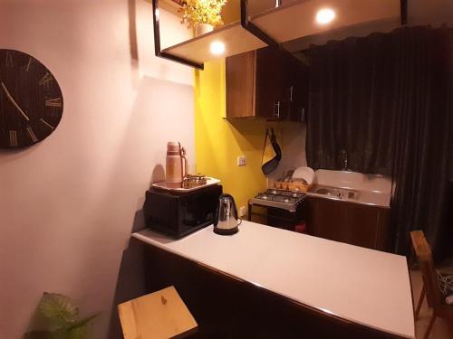 EnN Lovely En suite studio apartment في Bungoma: مطبخ مع كونتر عليه صانع قهوة