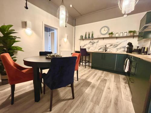 - une cuisine et une salle à manger avec une table et des chaises dans l'établissement Modern boutique apartment for 4- central Ellesmere, à Ellesmere