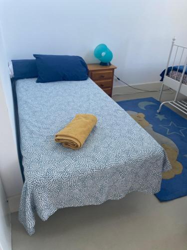 Camarma de EsteruelasにあるVistas al campoのベッド(黄色いタオル付)