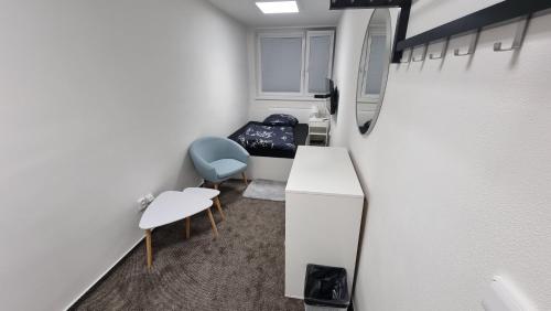 Mały pokój z łóżkiem i biurkiem w obiekcie Ubytování na letišti Ostrava Mošnov w mieście Mošnov