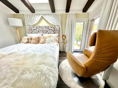 施利爾塞的住宿－AlpenOase - Schliersee，卧室配有白色的床和椅子