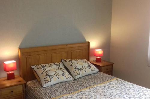 - une chambre avec un lit et 2 lampes sur les tables dans l'établissement Charmante maison, à Sainte-Blandine