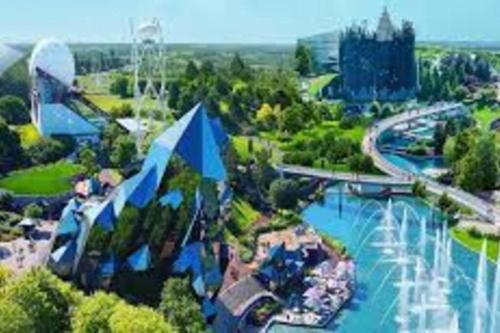 une vue aérienne d'un complexe avec piscine dans l'établissement Charmante maison, à Sainte-Blandine