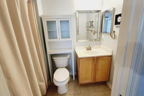 Ένα μπάνιο στο Spacious 6BR Pool Home in Ocala