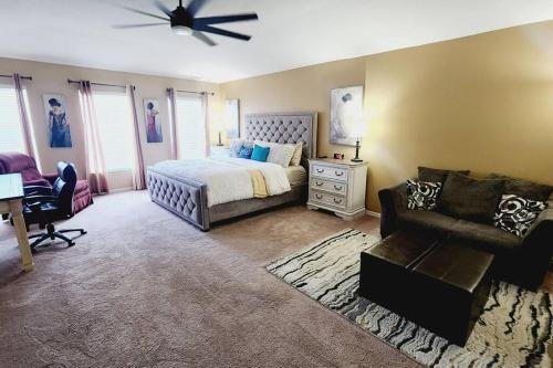 Katil atau katil-katil dalam bilik di Spacious 6BR Pool Home in Ocala