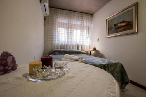 a room with a table with a candle and a bed at Exclusivo Apto Calle Principal in Salto