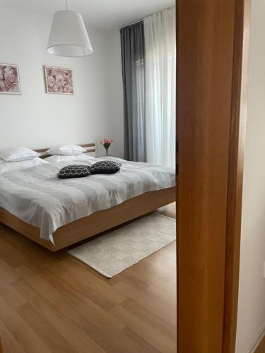 1 dormitorio con cama y ventana grande en Apartman II u centru grada en Kutina