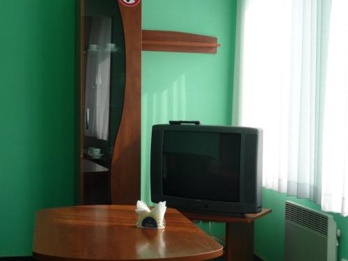 a television sitting on a table with a fish on it at Skaistažiedė in Šiauliai