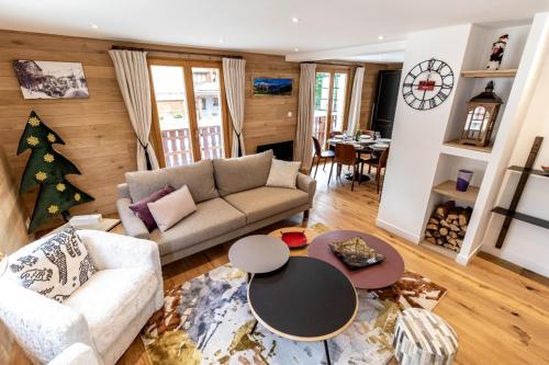 un salon avec un canapé et une table dans l'établissement Megeve centre ville, à Megève