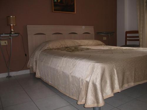 アニョーネ・バーニにあるApparamento Raysolのベッドルーム1室(白い掛け布団付きのベッド1台付)