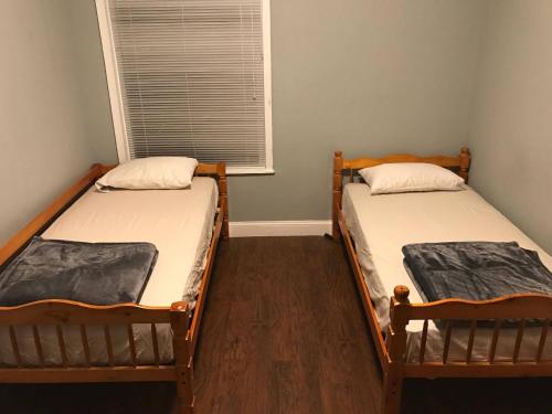 2 camas individuales en una habitación con ventana en CoHi - 102 en Washington