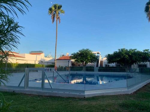 una piscina con un tobogán y una palmera en Villa in Pasito Blanco sun beach golf wifi, en Pasito Blanco