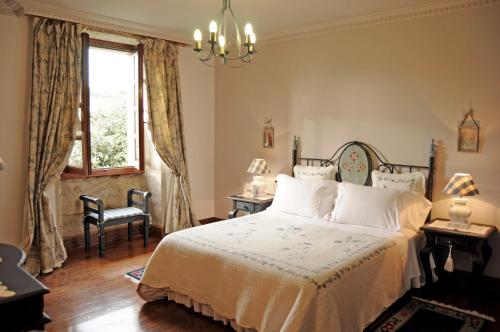 a bedroom with a bed and a window at Casa a Pedreira Rias Baixas in Cuntis