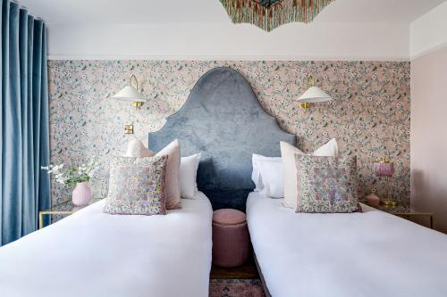 Кровать или кровати в номере Insta-worthy Loft on Historic Chester Rows, Sleeps 4 & Free Parking