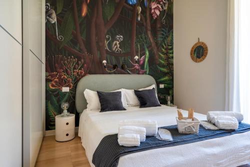 una camera da letto con un letto e asciugamani di Luxury stay experience in Bari a Bari